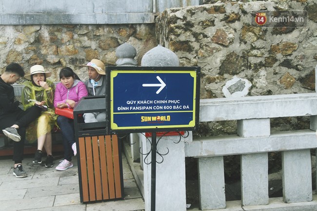 Hàng nghìn người xếp hàng chật kín chờ mua vé cáp treo lên đỉnh Fansipan ngày 30/4